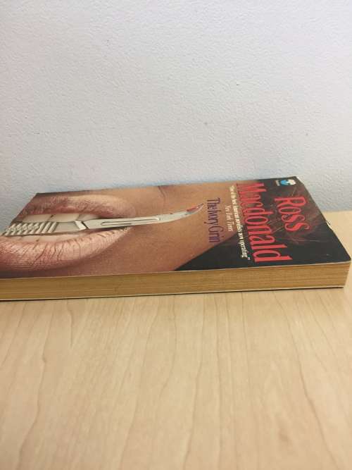 THE IVORY GRIN - ROSS MACDONALD